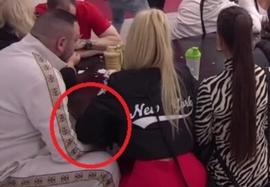 Misle da ih niko ne vidi, kamere sve snimile: Car i Aleks se maze i drže za ruku ispod stola! Dejanu skinuo prvo ženu sad i djevojku!