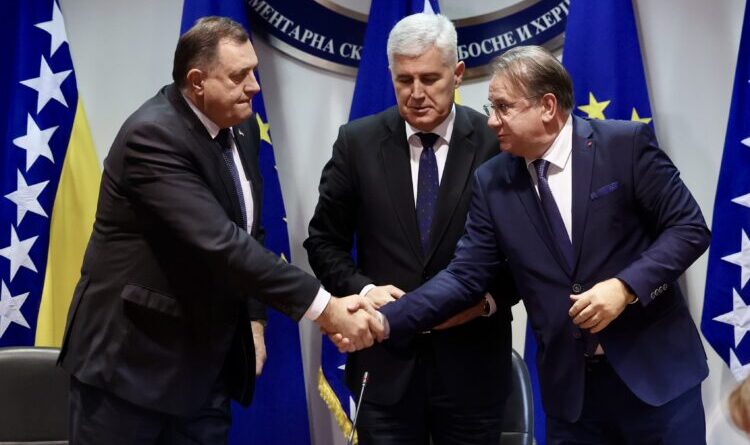 Dodik postavio ultimatum Trojci: Ukoliko ambasadore i Šmita ne proglasimo neprijateljima BiH, ponudit ćemo se SDA i donosimo svoje zakone
